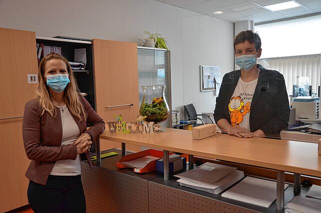 Realschulrektorin Veronika Elflein und Sekretärin Susanne Pfeiffer können nach den Sommerferien 125 neue Fünftkässler begrüßen.