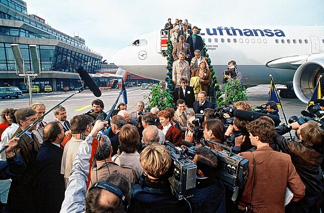 Großer Medienrummel beim ersten Linienflug mit der Lufthansa nach Berlin-Tegel im Oktober 1990 nach Krieg und DDR-Zeit. Das Flugzeug ist ...