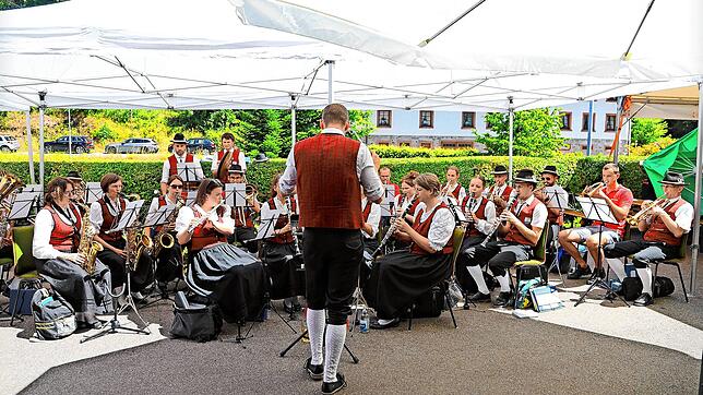 Da so mancher Musiker auch der Feuerwehr angehört, präsentiert sich der Musikverein bunt – die Herren in Feuerwehrrot stechen da etwas ...