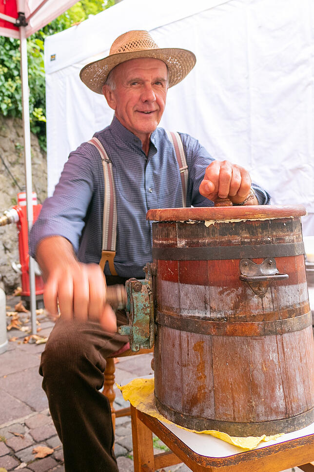 Vorführungen: Einblick in altes Handwerk gibt es beim Kunst- und Handwerkermarkt, wie hier 2018 Gerhard Leis vom Museumsverein Weilheim ...