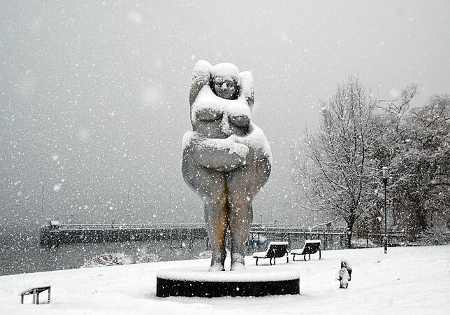 Ohne Unterlass rieselt der Schnee herab und bedeckt die Blößen von Miriam Lenks Skultpur Yolanda am Seeufer in Ludwigshafen.