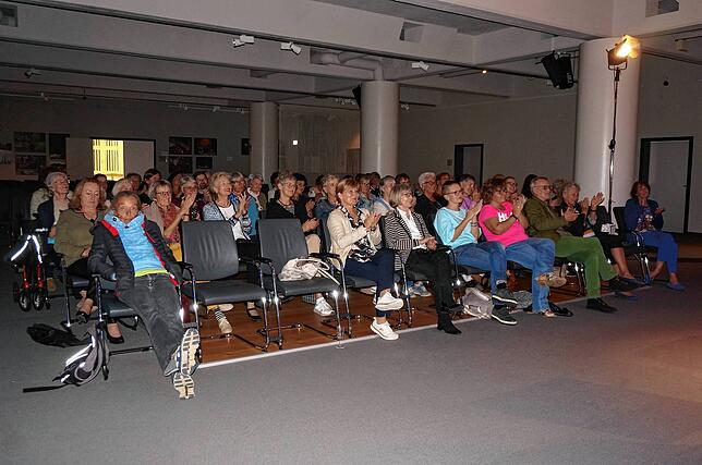 Das Publikum feiert bei der Auftaktveranstaltung zu den Frauenaktionswochen die Schweizer Liedermacherin Olga Tucek.