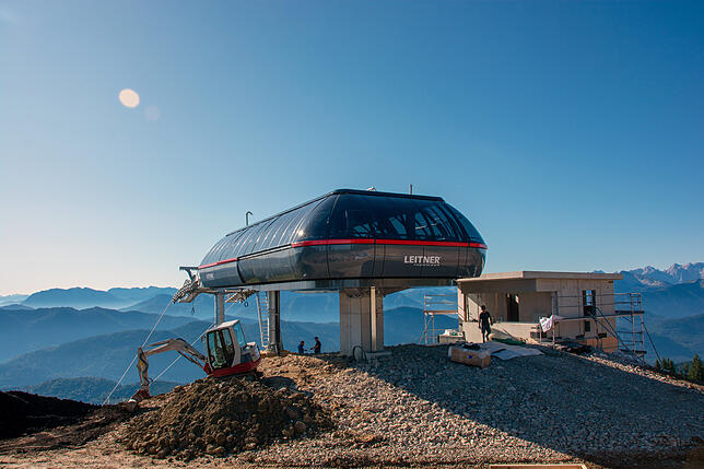Die neue Schrödelsteinbahn im Skigebiet Brauneck in Oberbayern bietet ein höhenverstellbares Förderband, damit Skifahrer besser ...