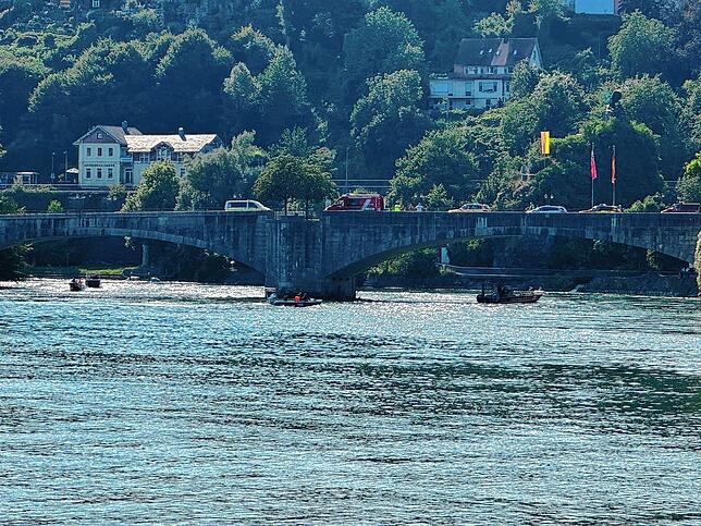 Mit vier Booten waren die Rettungskräfte auf dem Rhein im Einsatz.