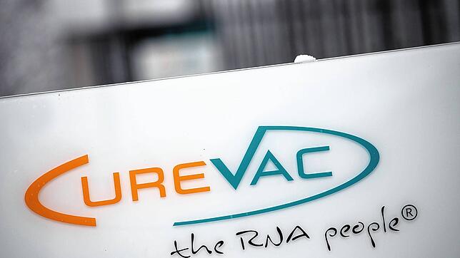 Das Logo des Biotech-Unternehmen Curevac mit dem Slogan „the RNA people“ steht an der Unternehmenszentrale in Tübingen. Die ...