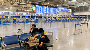Touristen warten während eines Streiks am Flughafen Eleftherios Venizelos. Auch auf Kreta könnte es Anfang Oktober 2025 zu Flugausfällen ...