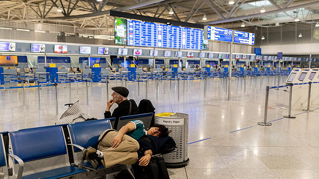 Touristen warten während eines Streiks am Flughafen Eleftherios Venizelos. Auch auf Kreta könnte es Anfang Oktober 2025 zu Flugausfällen ...