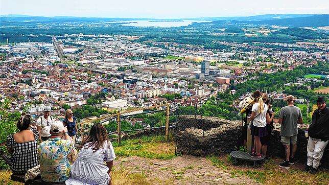 Bild : Viele tausend Besucher feiern auf der Burg Hohentwiel