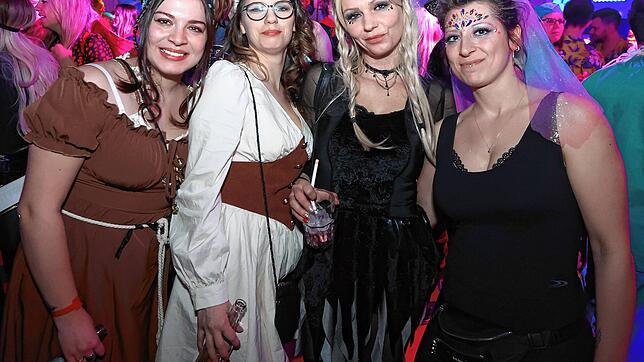 Viel Spaß hat dieses Quartett beim Hexenball in den Donauhallen.