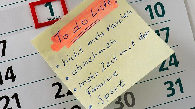 Wer seine Ziele ernsthaft umsetzen möchte, kann sie zum Beispiel auf einer To-do-Liste festhalten.