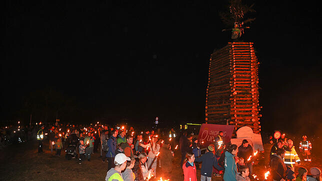 Bild : Litzelstetten 2025: Diese Funkenfeuer-Bilder fangen die Tradition perfekt ein!