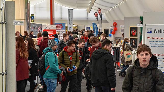 Solche Bilder darf es dieses Jahr bei der Jobs for Future-Messe nicht geben: Sch+ler und Aussteller dicht an dicht – das verbieten ...