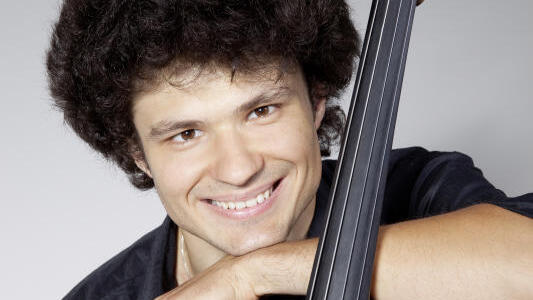 Mikhail Antipov ist Solist am Cello.
