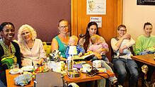 Interessierte Mütter sind mit ihren Babys zum Stillcafé gekommen. Ratschläge gibt es von der Hebamme und Stillbeauftragten des ...