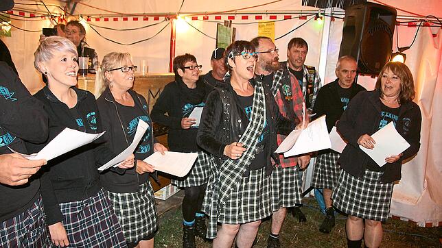 Der Motorradclub MRC Lauben feiert sein 40. Motorradtreffen. Hierzu gibt es ein Ständchen (Bilder von oben links im Uhrzeigersinn), aber ...