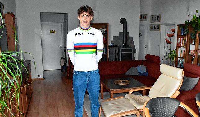 Benjamin Boos präsentiert im heimischen Wohnzimmer in Steißlingen sein Regenbogentrikot, das Radsportler bei einem Weltmeister-Titel ...