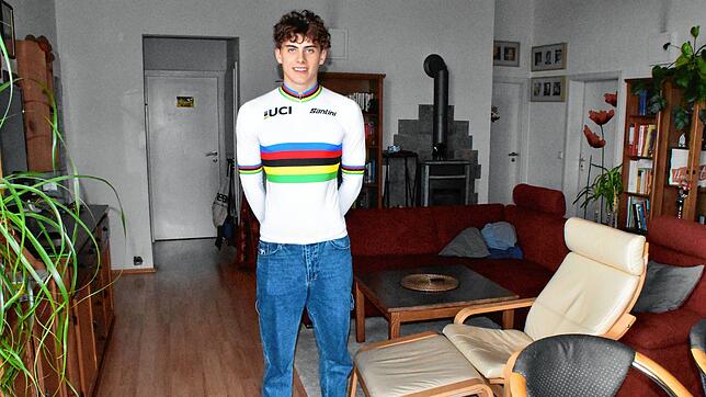 Benjamin Boos präsentiert im heimischen Wohnzimmer in Steißlingen sein Regenbogentrikot, das Radsportler bei einem Weltmeister-Titel ...