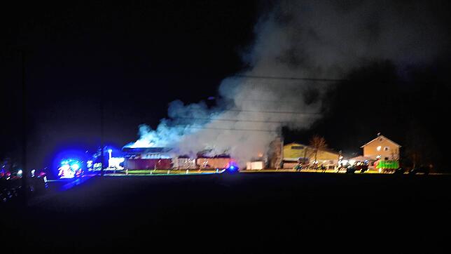 Schon von der Landesstraße aus war das Feuer zu sehen.