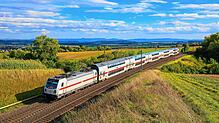 Eine Ellok der Baureihe 147 der DB Fernverkehr fährt mit einem IC auf der Gäubahn von Horb nach Stuttgart Hbf (Symbolbild). Die Zuglinie ...