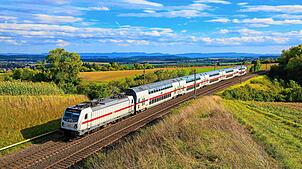 Eine Ellok der Baureihe 147 der DB Fernverkehr fährt mit einem IC auf der Gäubahn von Horb nach Stuttgart Hbf (Symbolbild). Die Zuglinie ...