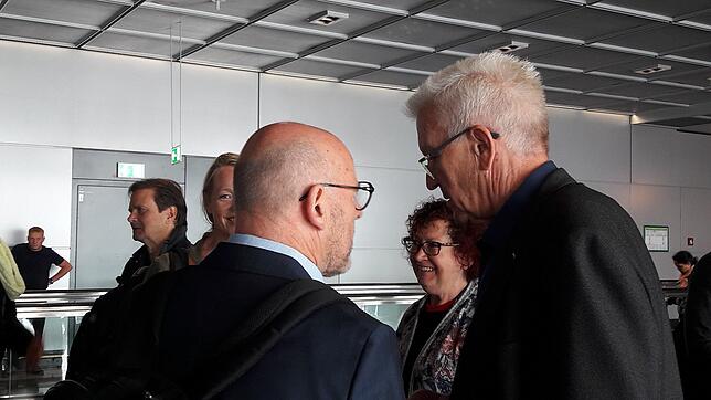 Bild 1: Wenn ein Ministerpräsident ins Ausland reist, begleitet ihn ein riesiger Tross. Wir zeigen, wie die USA- und Kanadareise von Winfried Kretschmann abläuft