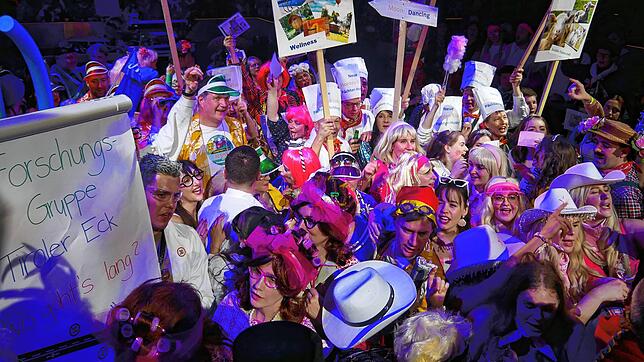 Dutzende der Feiergäste im Top10 suchen eine Antwort auf die Frage &bdquo;Wo goht&lsquo;s lang&ldquo; &ndash; das Motto der Singener ...