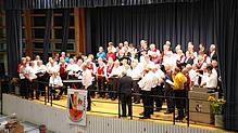 Zum Abschluss des Männerchorkonzertes in der Walder Zehn-Dörfer-Halle singen alle mitwirkenden Chöre gemeinsam das Traditional „Nehmt ...