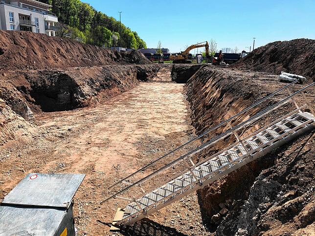 Die Baugrube ist bereits ausgehoben. In der kommenden Woche werden die Fundamente für das Feuerwehrgerätehaus gelegt.