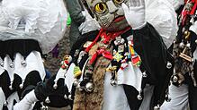 Wer winkt denn da so neckisch? Es ist die Hauptfigur der Meßkircher Fasnet: eine Katze. Mit rund 150 Maskenträgern stellt sie die größte ...