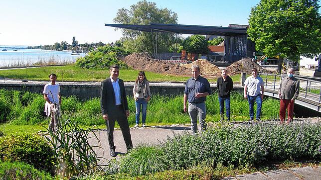 Geteilte Meinungen gibt es in Allensbach über die neue Seegarten-Bühne (hinten). Viele Bürger finden sie zu groß. Im Bild von links: der ...