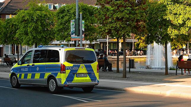Ein Polizei Fahrzeug fährt am Bastinsweiher im Ortskern von Stolberg vorbei. Nach einer mutmaßlich islamistisch motivierten Attacke in ...