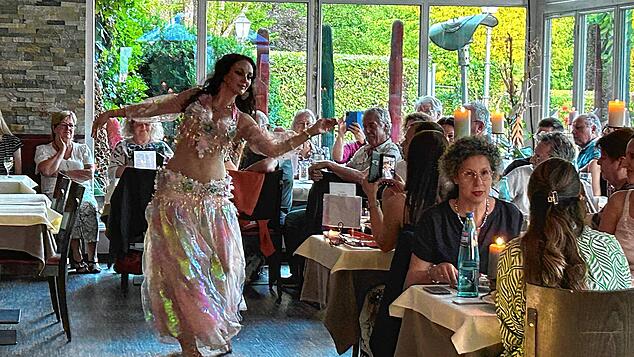 Der orientalische Tanz der Künstlerin Aimée versetzt die Gäste im Restaurant „El Greco“ in Villingen in Urlaubsstimmung.