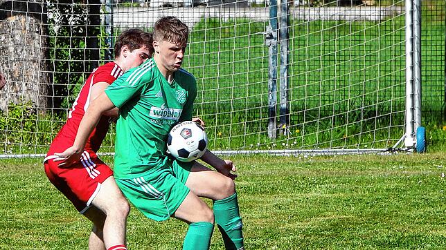 Robin Frick (vorn, Archivbild) traf per Strafstoß zum 3:2-Sieg des SV Bermatingen in Immenstaad.
