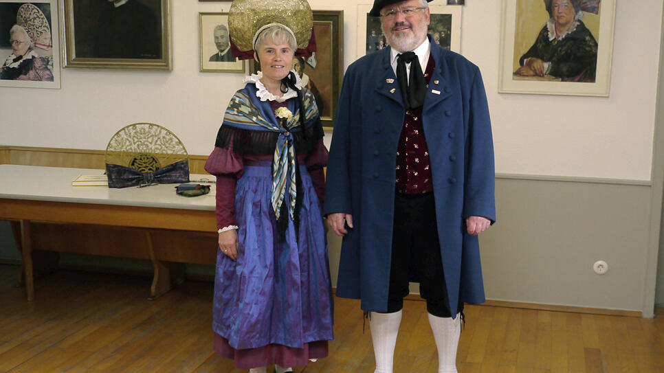 Romy Bromma und Werner Keil von der Trachtengruppe Alt-Radolfzell in ihrem Vereinslokal.