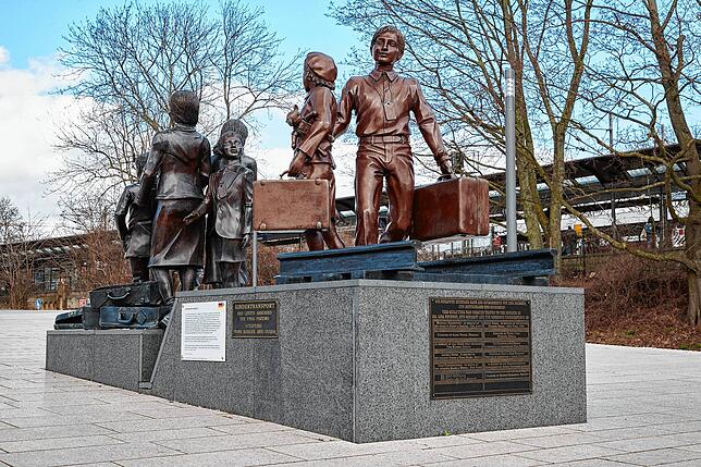Blick auf das Denkmal „Kindertransport – Der letzte Abschied“ auf dem Dag-Hammarskjöld-Platz vor dem Südausgang des ...