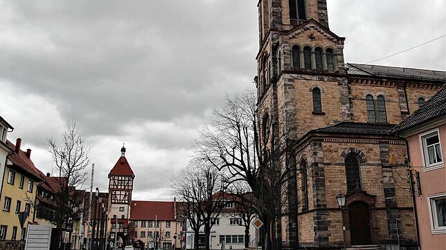 Die Stadtkirche und das historische Stadttor prägen das Erscheinungsbild der Innenstadt.