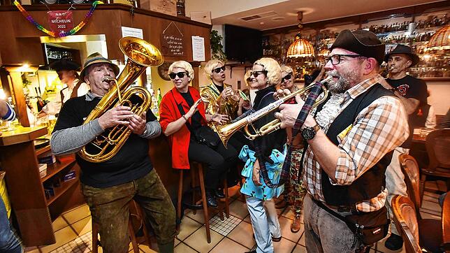 Kuschlig-eng geht&lsquo;s in Frank&lsquo;s Weinstüble zu &ndash; auf unserem Bild mit dem Schönenbacher Panikorchester, das dort beim ...