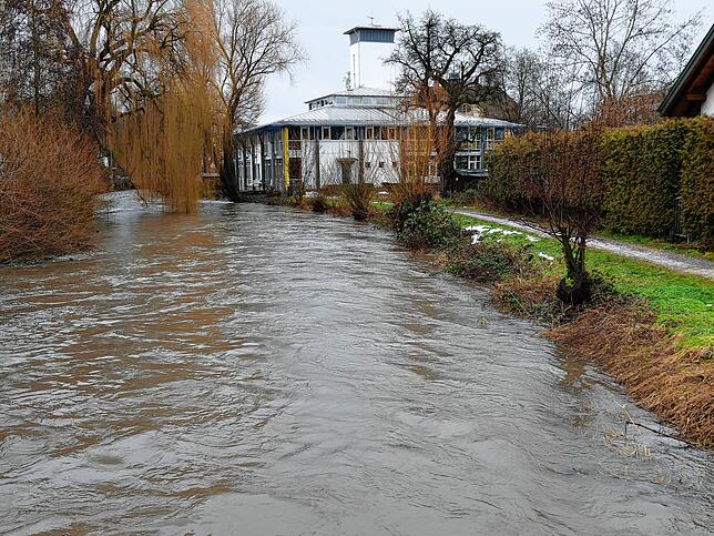 Eine Woche später ist das Wasser dramatisch gestiegen. Dank Schutzmaßnahmen bleibt sie in ihrem Bett.