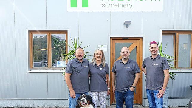 Rudolf Kammerer, Carla Kammerer, Jannick Göppert und Robin Wieland, Projektleiter Parkett, und die Hunde Hira und Apatchi vor der ...