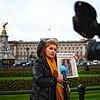 Eine Journalistin vor dem Buckingham Palace hält eine Ausgabe der &bdquo;Times&ldquo; hoch, die auf der Titelseite über die ...