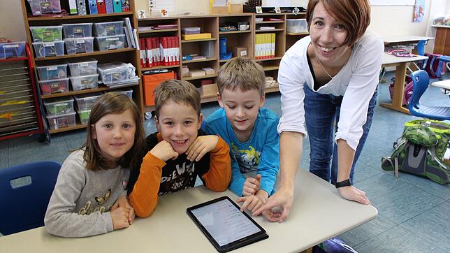 Als ein wertvolles Hilfsmittel im Unterricht weiß Lehrerin Regina Zganjar die zehn neuen Tablets ebenso zu schätzen wie die Schüler ...