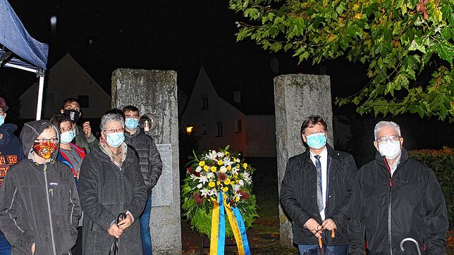 Lehrerin Marie Alf mit Schülern der Internatsschule Friedrichsheim, Bürgermeister Thomas Auer und dem Vorsitzenden des Vereins für ...