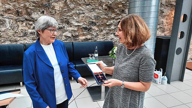 Christa Lörcher übergibt ihr Bundesverdienstkreuz an Anita Auer vom Franziskanermuseum. Dort soll es zukünftig seinen festen Platz in ...