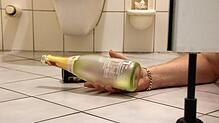 Ein Betrunkener schläft in einer Gaststätte in Waldshut in der Toilette ein. Er hat 3,2 Promille intus. Unser Bild ist ein gestelltes ...