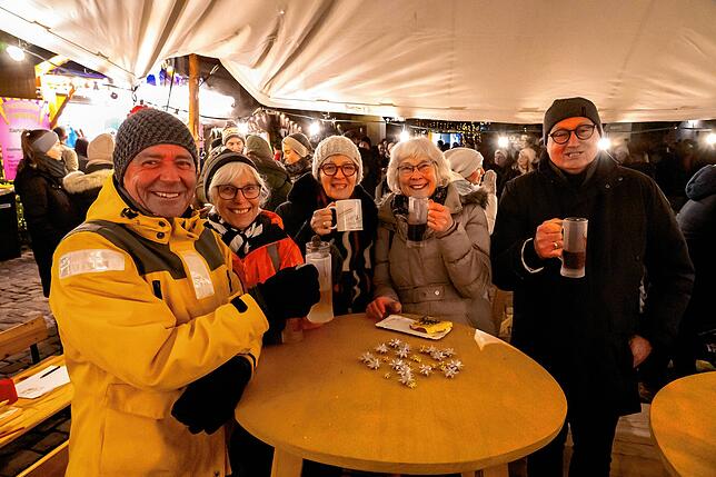 Rolf und Renate Wälde, Karin, Schwemmer, Sabine Bantle und Jürgen Schwemmer (von links) stoßen auf den Abend an.