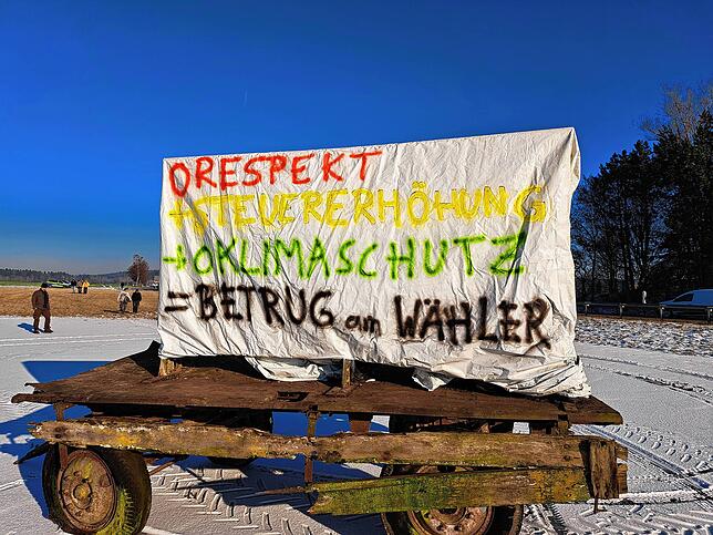 Das Transparent von Landwirt Jochen Hauser auf der Demo-Wiese bei Bad Dürrheim richtet sich gegen die Ampel-Regierung. Dabei soll jede ...