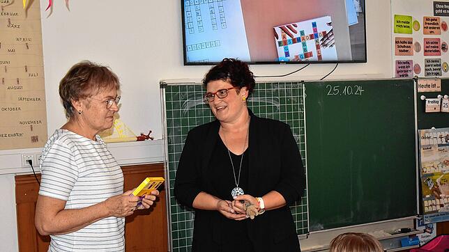 Mundart in der Schule – Hannelore Tomasi (links) war als Gast-Lehrkraft zu einer Doppelstunde in der Grundschule Birkendorf. ...