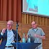 Bürgermeister Johannes Moser (links) und Bene Müller von Solarcomplex gaben interessierten Bürgern erste Informationen zum geplanten ...