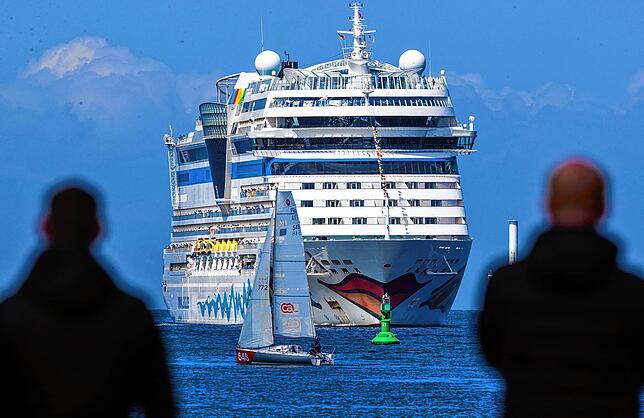 Einwohner der Hansestadt Rostock und Kreuzfahrtfans begrüßen das Kreuzfahrtschiff &bdquo;Aidasol&ldquo;.