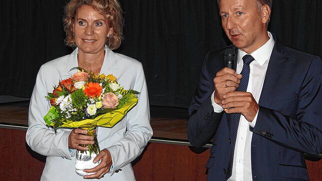 Hohe Erwartungen haben alle Seiten an die neue Erste Beigeordnete Petra Dorfmeister – hier nach der Bekanntgabe des ...